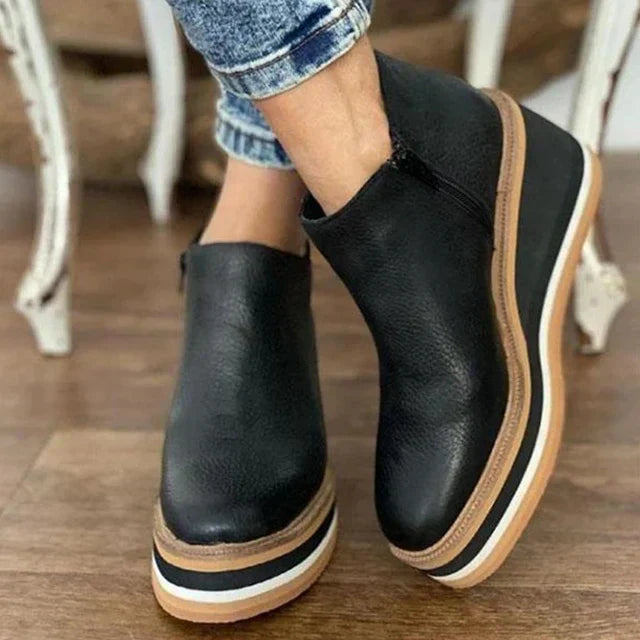 Black / UK 9 (42)