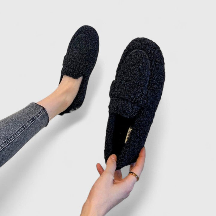 Black / UK 7.5 (41)